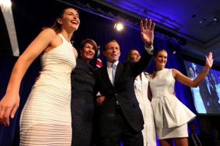 Perdana Menteri terpilih Australia Tony Abbott (tengah) didampingi istri dan tiga anaknya merayakan kemenangan pada pemilihan umum, di Sydney, Sabtu (7/9/2013). 