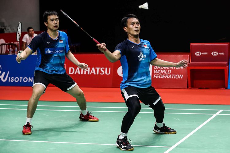 Pasangan ganda putra Indonesia, Mohammad Ahsan/Hendra Setiawan melawan wakil Taiwan, Lee Yang/Wang Chi Lin saat pertandingan babak perempat final Indonesia Masters 2020 di Istora Senayan, Jakarta, Jumat (17/1/2020). Ahsan/Hendra menang atas Lee/Wang (Taiwan) dalam tiga gim dengan skor 9-21, 21-15, 21-19 dalam tempo 44 menit.