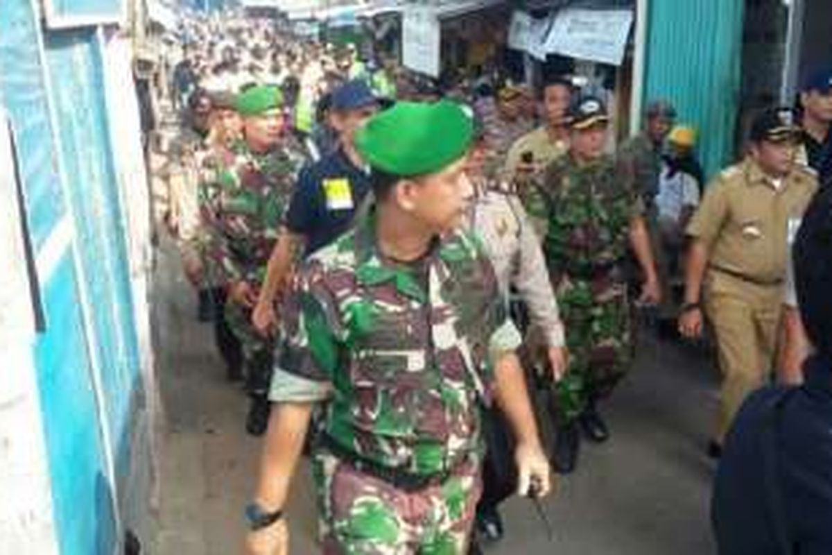 Aparat gabungan dari Satpol PP, Polri, dan TNI diterjunkan untuk melakukan sosialisasi penertiban kawasan Kalijodo, Minggu (14/2/2016).