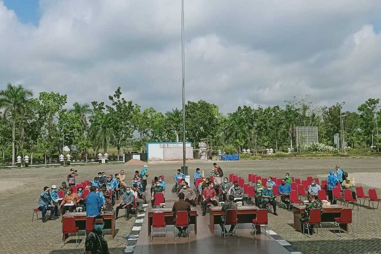 Bupati Kubu Raya Muda Mahendrawan menggelar rapat gugus tugas Covid-19 bersama sejunlah instansi terkait sambil berjemur di bawah terik matahari di depan Halaman Kantor Bupati Kubu Raya, Kalimantan Barat, Kamis (2/4/2020).