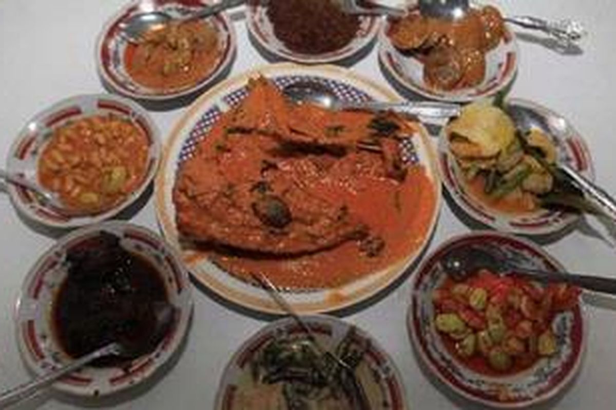Kepala Ikan Kakap Bumbu Gulai Kuning dan hidangan lainnya di RM. Pagi Sore, Padang.