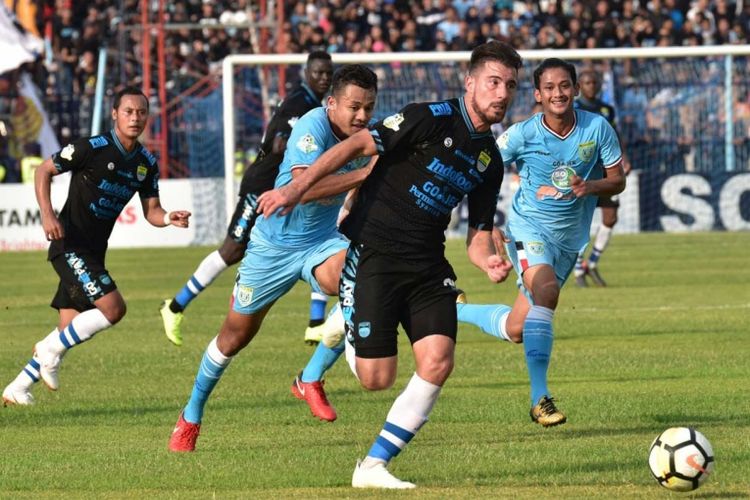 Penyerang Persib Bandung Jonathan Bauman saat bermain melawan Persela Lamongan di Stadion Surajaya, Sabtu (1/12/2018).