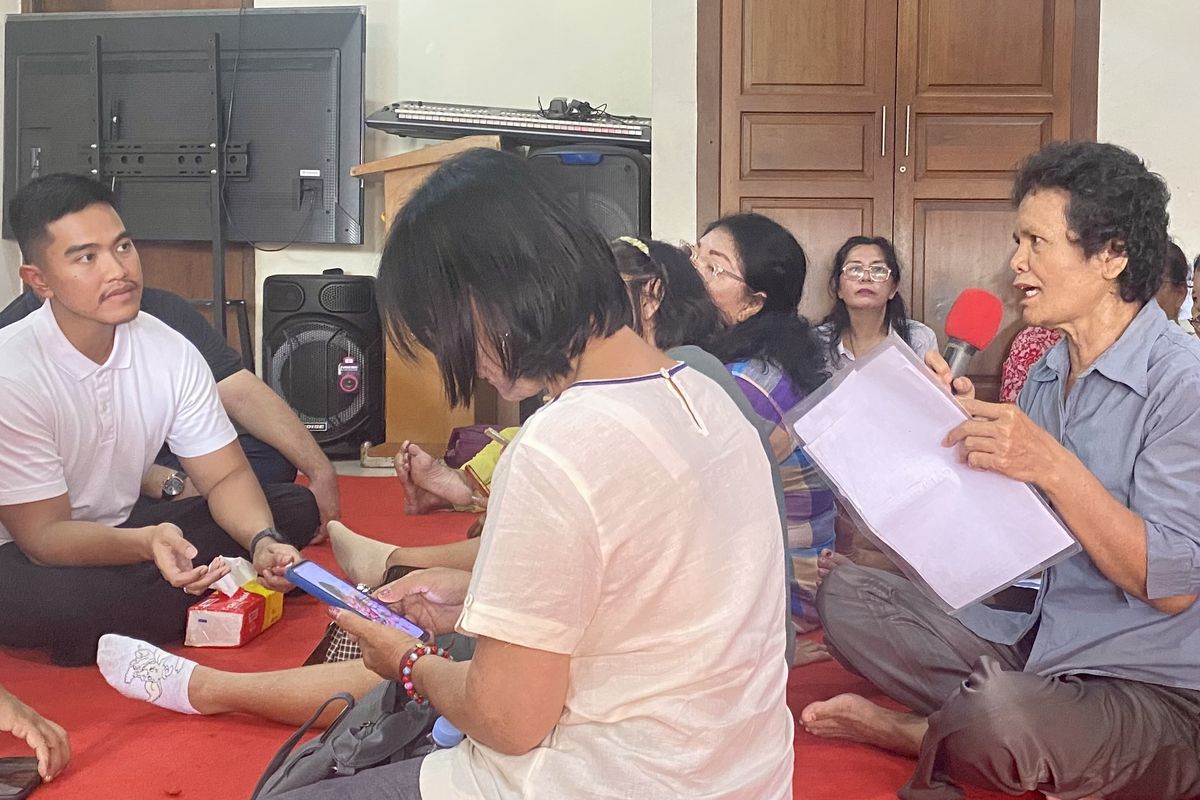 Kaesang mendengarkan keluhan warga soal perizinan Gereja HKBP Ciganjur dalam Kampanye Pemilihan Raya PSI, di Jagakarsa, Jakarta Selatan, Selasa (15/7/2025).
