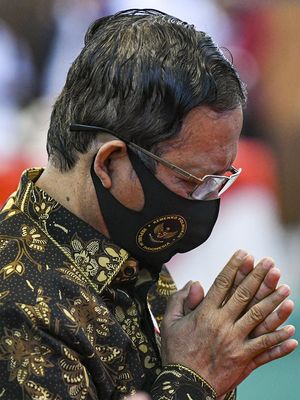 Menko Polhukam Mahfud MD (kanan) berdoa saat menghadiri Hari Konstitusi 2020 di Gedung Nusantara IV, Kompleks Parlemen, Senayan, Jakarta, Selasa (18/8/2020). ANTARA FOTO/M Risyal Hidayat/foc.