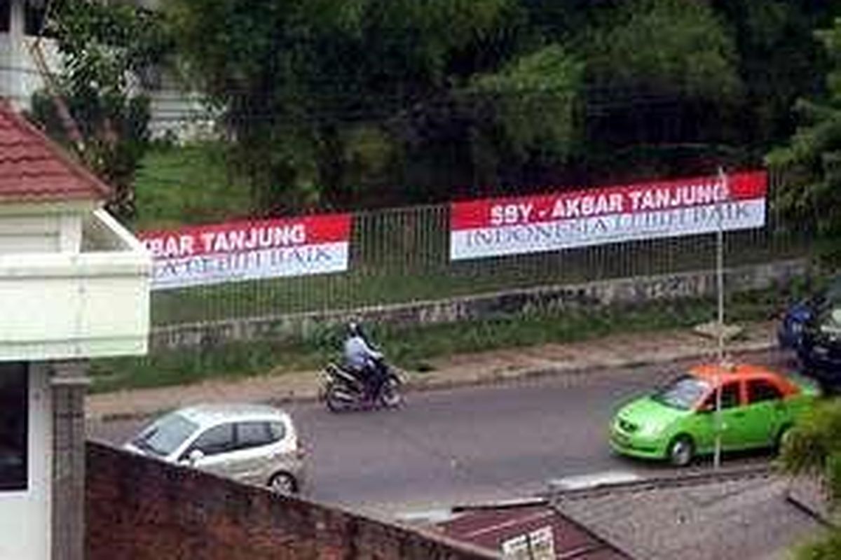 Spanduk dengan latar belakang merah dan putih bertuliskan SBY-AKBAR TANJUNG Indonesia Lebih Baik yang terpajang di kawasan Senayan Jakarta.