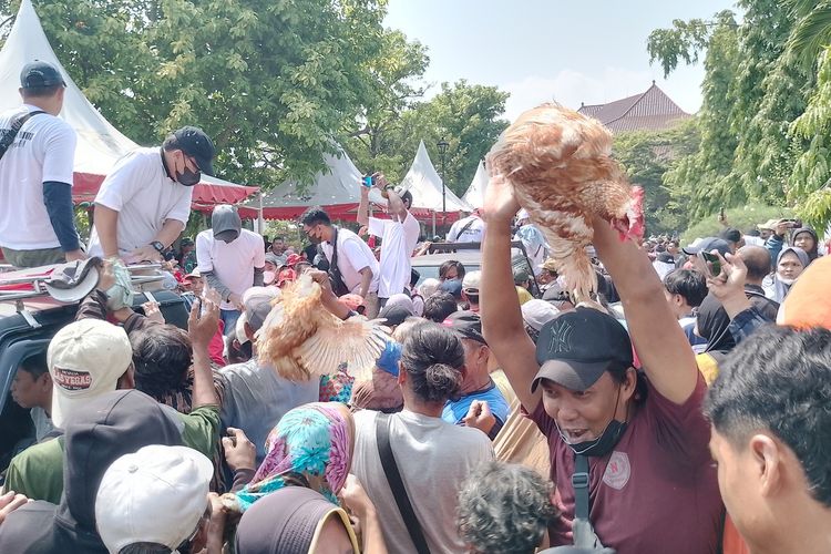 Aksi Peternak di Kendal Bagikan 15.000 Ayam Gratis, Jalur Pantura Sempat Tersendat