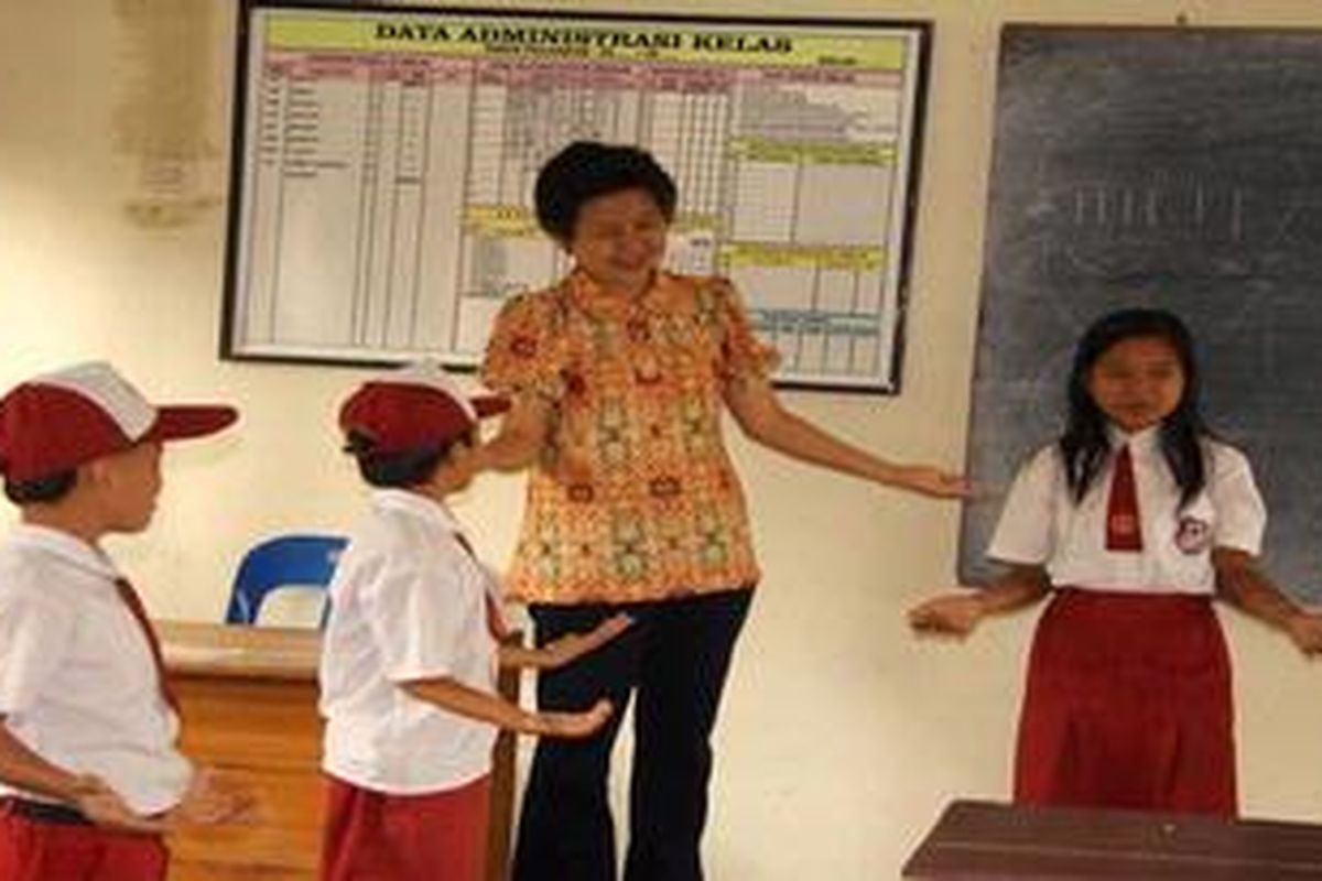 Motivasi para siswa daerah untuk berprofesi guru begitu tinggi karena merasa hidup mereka akan terjamin oleh karir sebagai guru, apalagi dengan adanya sertifikasi profesi untuk jaminan penghasilan yang baik.