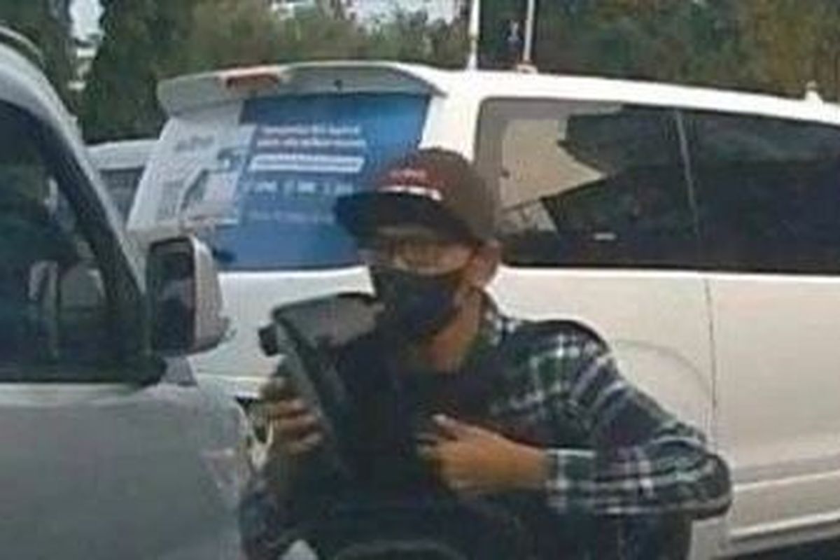 Tangkapan layar rekaman kamera mobil, saat seorang pria mencuri spion mobil saat kendaraan tengah terjebak kemacetan di Jalan S. Parman, Tanjung Duren Jakarta Barat, pada Rabu (21/9/2022) pukul 17.44 WIB.