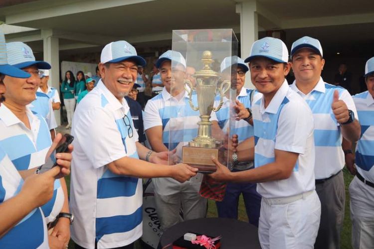 Wakil Gubernur Jawa Barat, Deddy Mizwar, saat membuka turnamen golf yang diselenggarakan Inkindo Jawa Barat di Dago Heritage, Minggu (24/3/2017). 