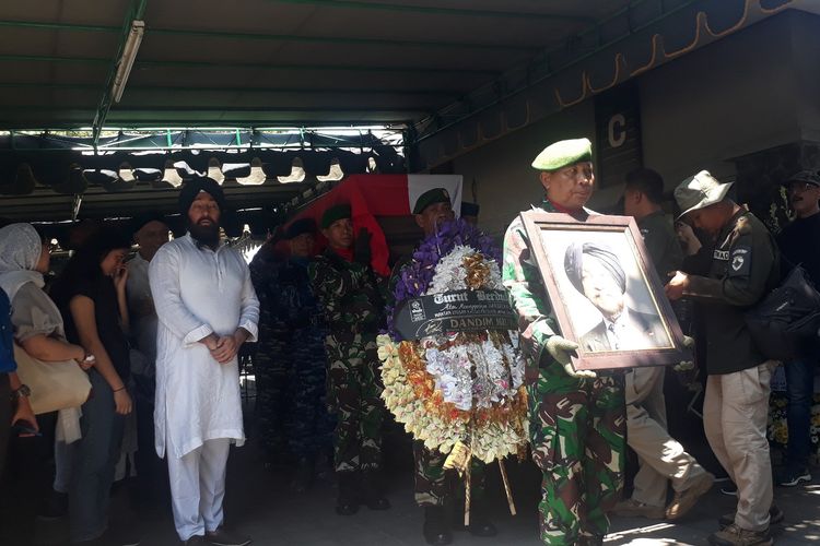 Upacara penyerahan jenazah HS Dillon di Rumah Duka RSAD Udayana, Selasa (17/9/2019)