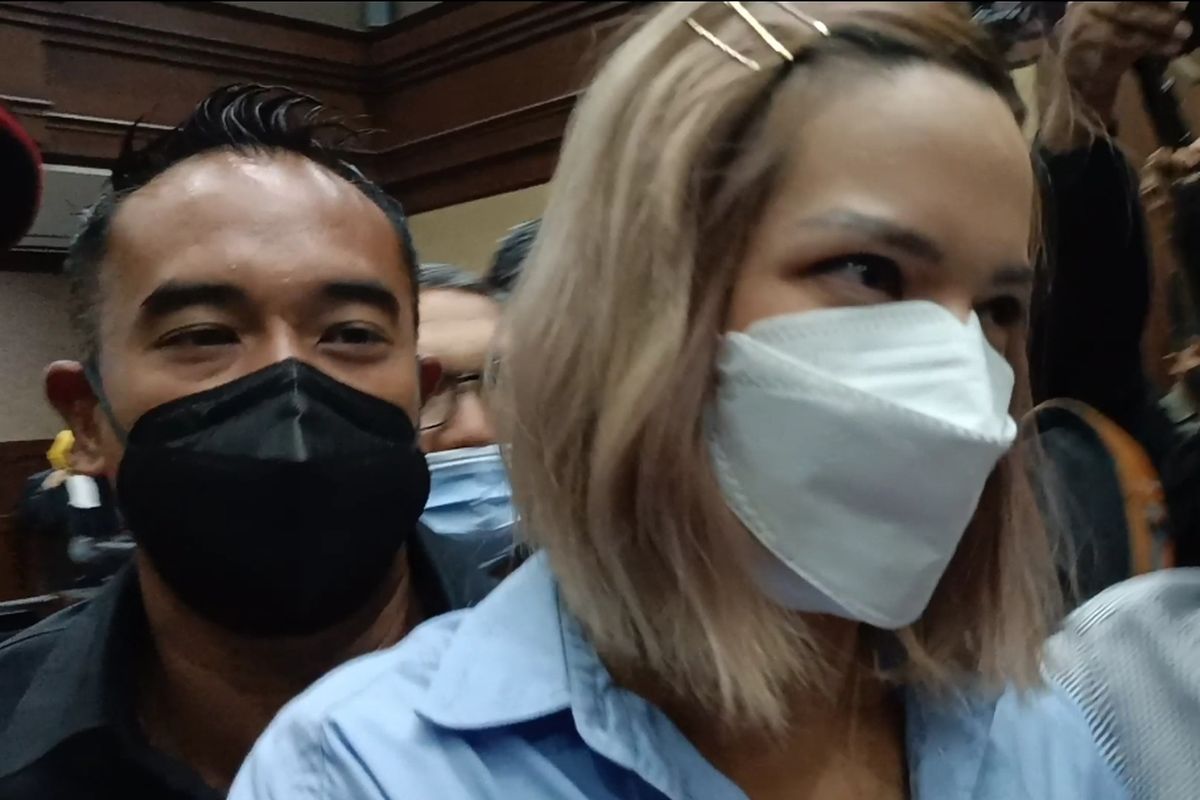 Artis Nia Ramadhani dan suaminya, Ardi Bakrie, saat menjalani sidang pleidoi kasus penyalahgunaan narkoba di Pengadilan Negeri (PN) Jakarta Pusat, Kamis (30/12/2021).