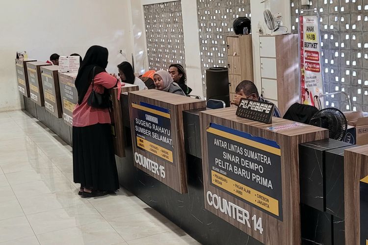 Counter penjual tiket bus di Terminal Bulupitu Purwokerto, Kabupaten Banyumas, Jawa Tengah, Kamis (4/4/2024).