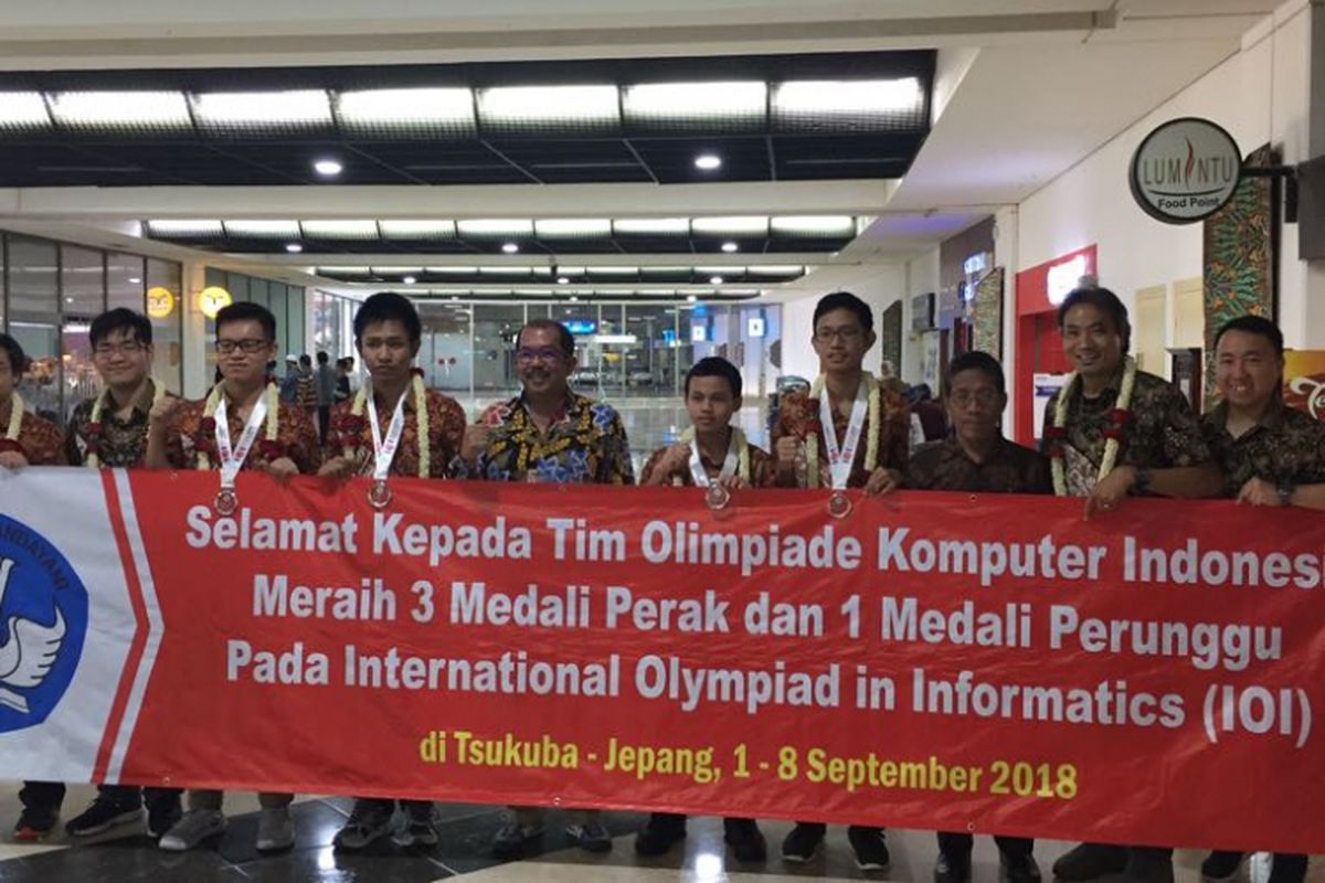 Tim Olimpiade Komputer Indonesia (TOKI) meraih 3 medali perak dan 1 perunggu dalam International Olympiad in Informatics (IOI) ke-30 yang berlangsung di Tsukuba, Jepang (1-8/9/2018).