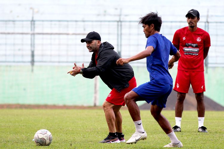 Pelatih asal Chile, Javier Roca saat memimpin latihan perdana bersama tim barunya Arema FC di Stadion Gajayana Kota Malang, Rabu (7/9/2022) sore.