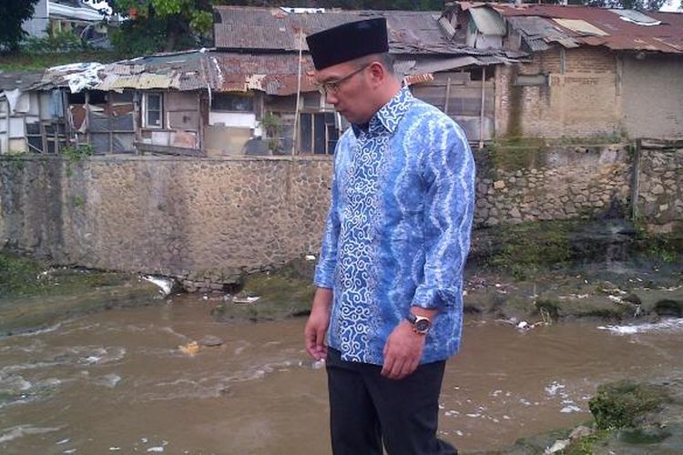 Wali Kota Bandung Ridwan Kamil saat meninjau kondisi Sungai Cikapundung di Kecamatan Regol, Kota Bandung, Jumat (9/9/2016). KOMPAS.com/DENDI RAMDHANI 