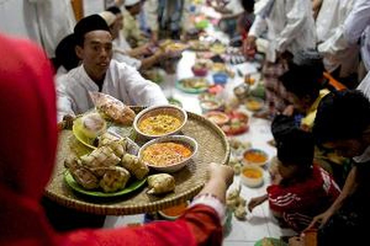 Memasuki pertengahan Ramadhan, umat Islam melaksanakan Qunutan di Masjid Al-Hidayah, Pulau Harapan, Kepulauan Seribu, Jakarta, Kamis (2/7/2015). Warga bergotong royong memasak ketupat sayur, dan membawanya ke masjid untuk didoakan dan dibagikan serta saling tukar antarwarga.