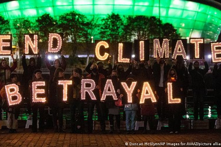 Aktivis iklim, masyarakat adat, dan para orang tua menyerukan para pemimpin untuk Akhiri Pengkhianatan Iklim.
