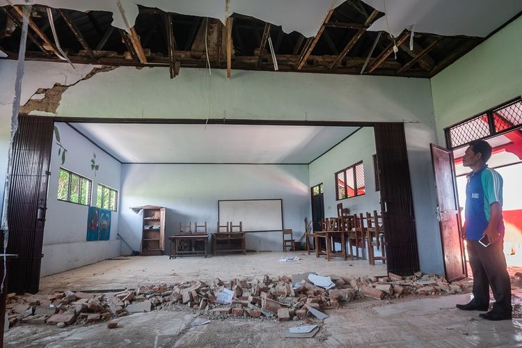 Petugas sekolah melihat kondisi ruang kelas yang rusak akibat gempa di SDN Kerta Mukti, Kecamatan Sumur, Pandeglang, Banten, Sabtu (15/1/2022).