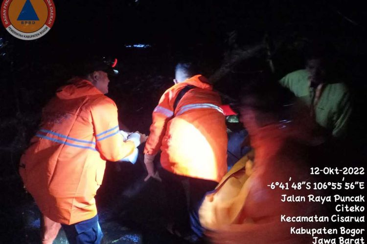 Tim gabungan yang terdiri dari aparat kepolisian dan TNI, Tagana, Damkar, dan sejumlah relawan melakukan evakuasi jasad tiga pelajar yang terseret arus di Desa Batulayang, Kecamatan Cisarua, Kabupaten Bogor, Rabu (12/10/2022) malam.