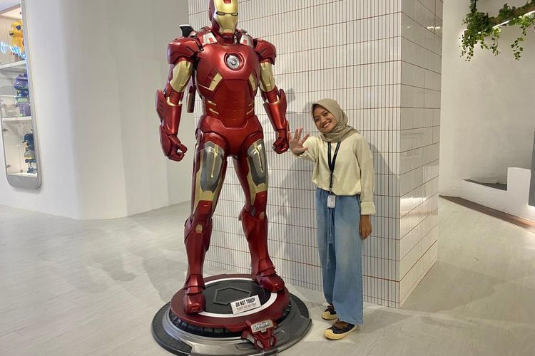 Spot foto di sebelah patung Iron Man di Statue 4 Heroes Gallery di Lotte Mall, Kuningan, Jakarta Selatan. 