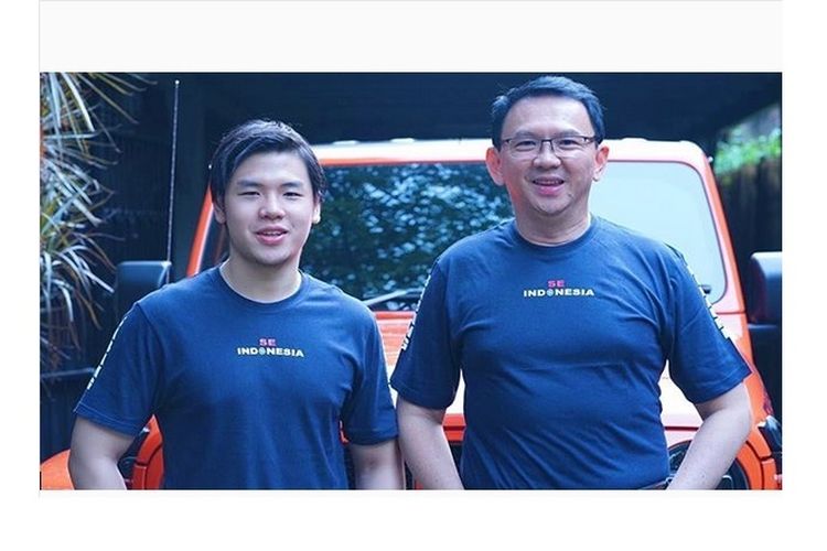 Nicholas Sean berpose bersama sang ayah, mantan Gubernur DKI Jakarta, Basuki Tjahaja Purnama alias Ahok, sambil mengenakan kaus produksi se.Indonesia.