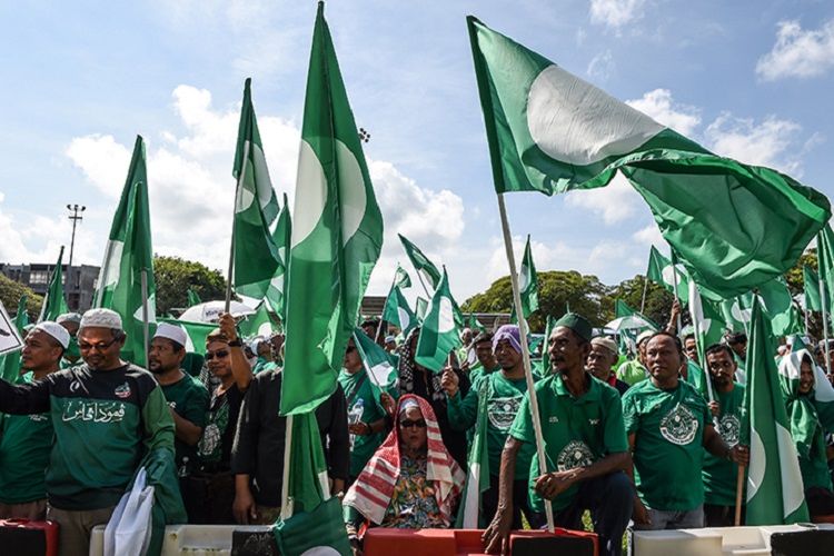 Pendukung Partai Islam Se-Malaysia (PAS) yang identik dengan warna hijau memadati acara kampanye di negara bagian Perak pada pemilu sela di April 2018.