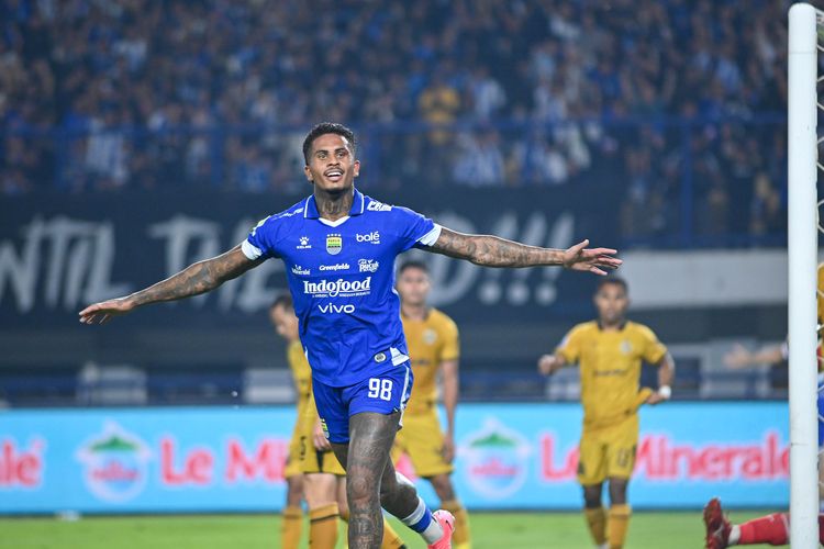 Penyerang Persib Bandung, Ramon Tanque, merayakan gol ke gawang Bhayangkara FC. Duel Persib vs Bhayangkara FC digelar di Stadion Gelora Bandung Lautan Api (GBLA), Bandung, pada Minggu (21/12/2025) pukul 19.00 WIB.