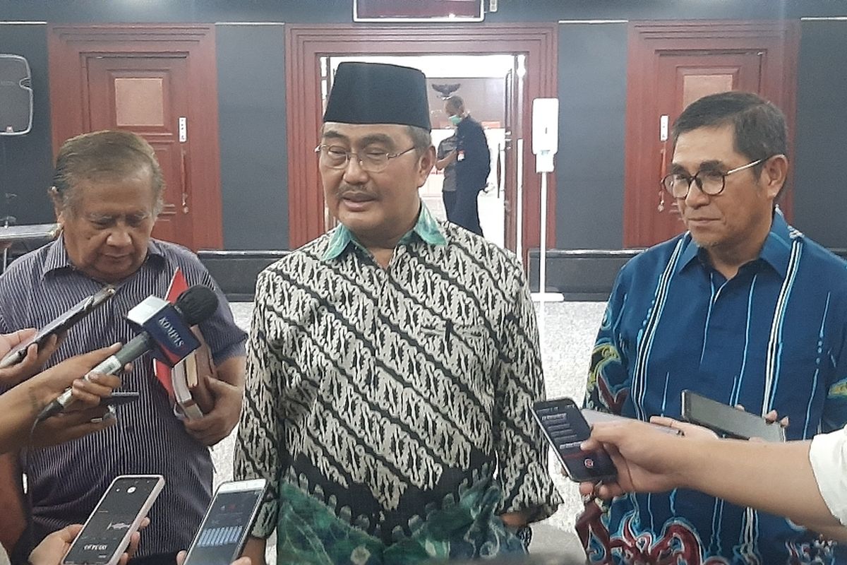 Mantan Ketua Mahkamah Konstitusi (MK) Jimly Asshiddiqie (tengah) memberikan keterangan pers bersama mantan Ketua MK Hamdan Zoelva dan mantan hakim MK Maruar Siahaan di Gedung MK, Jakarta, Sabtu (1/10/2022). Sembilan mantan hakim MK bertemu pada hari ini untuk membahas pencopotan hakim MK Aswanto oleh DPR.
