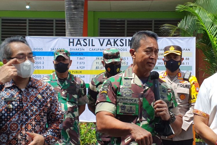 Panglima TNI Jendral Andika Perkasa saat disela Peninjauan Vaksinasi anak di SD Plembengan, Kapanewon Bambanglipuro, Bantul, DI Yogyakarta Jumat (31/12/2021).