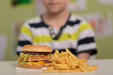 4 Cara Mengerem Anak yang Minta Makan Terus