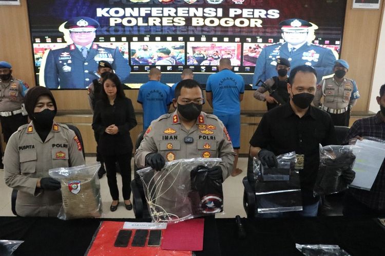 Kepolisian Resor Bogor menangkap pelaku pembunuhan mayat laki-laki dalam karung yang ditemukan di bawah jembatan dekat Curug Arca, Desa Sukawangi, Kecamatan Sukamakmur, Kabupaten Bogor, Jawa Barat.