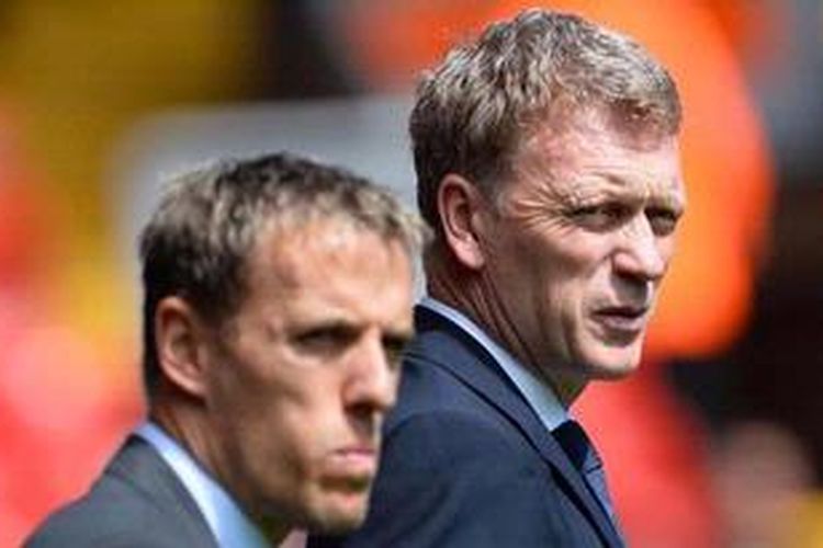 Ekspresi manajer Everton, David Moyes (kanan) dan bek Phil Neville, sebelum pertandingan Premier League antara timnya dan Liverpool, di Anfield, 5 Mei 2013. 