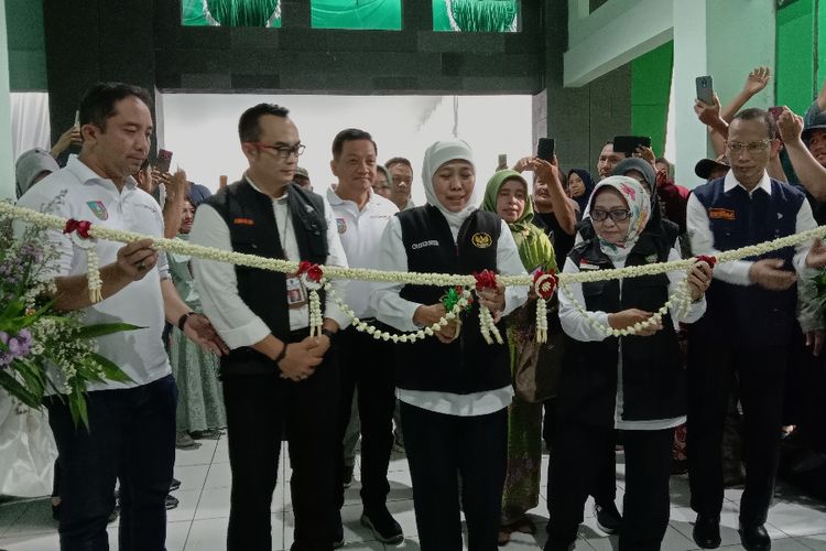 Gubernur Jawa Timur Khofifah Indar Parawansa, didampingi Bupati Jombang Mundjidah Wahab, meresmikan beroperasinya Pasar Perak, Kabupaten Jombang, Minggu (5/3/2023).