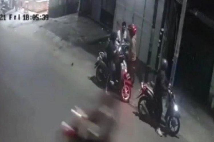 Sebuah video di media sosial memperlihatkan seorang remaja yang menaiki sepeda motor, dihentikan oleh dua orang yang juga mengendarai satu sepeda motor di Jalan Raya Ciracas, Ciracas, Jakarta Timur.