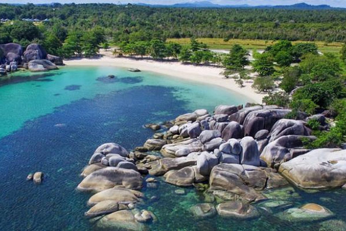 Pantai Tanjung Tinggi di Desa Ciput, Kecamatan Sijuk, Kabupaten Belitung, Provinsi Bangka Belitung.