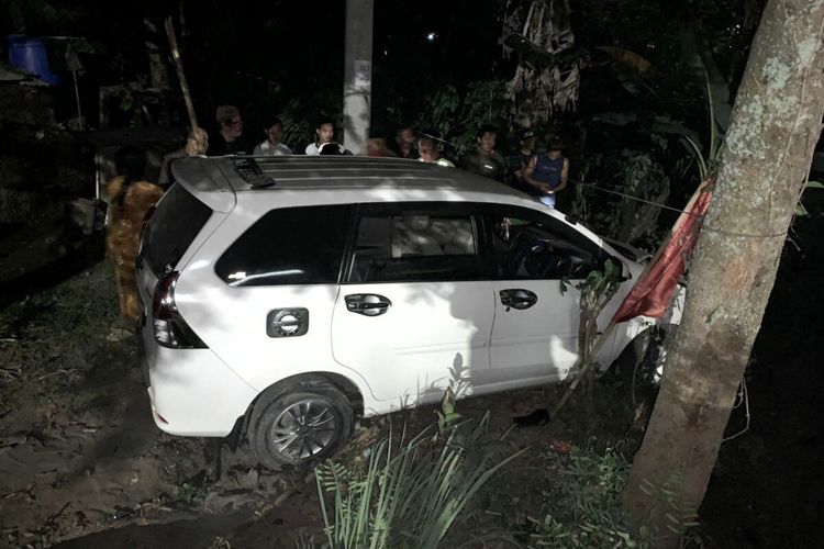 Mobil Daihatsu Xenia yang dikemudikan S, Warga Kecamatan Ponggok, Kabupaten Blitar, menabrak pohon di pekarangan warga setelah sebelumnya menabrak pemotor hingga tewas di sebuah simpang tiga di Desa Ponggok, Sabtu (2/9/2023)