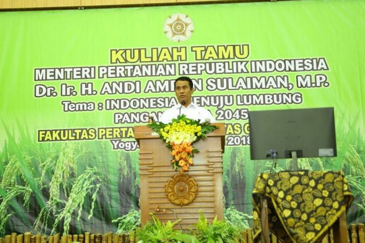 Di hadapan mahasiswa Fakultas Pertanian UGM, Yogyakarta, Senin (12/3/2018), Menteri Pertanian Andi Amran Sulaiman menantang untuk mewujudkan Indonesia lumbung pangan dunia pada 2045.

