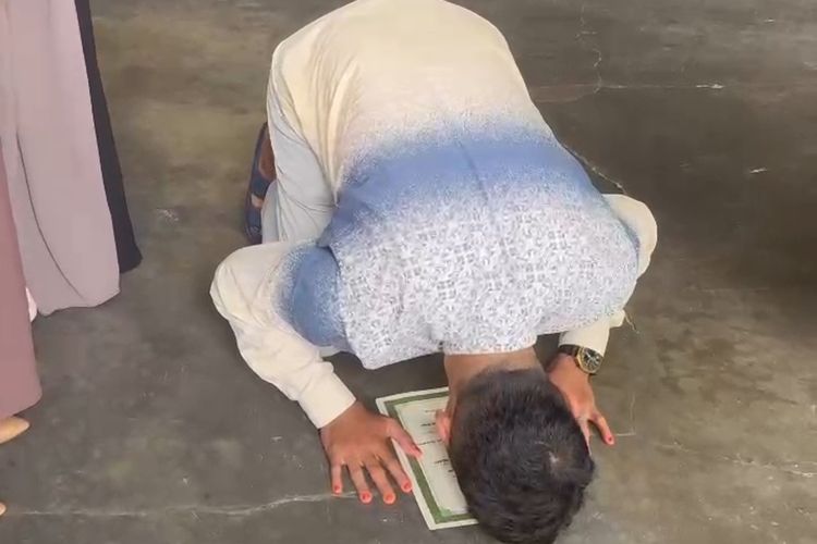 Ijazahnya Dikembalikan setelah Ditahan, Mantan Guru SMK Pekanbaru Sujud Syukur