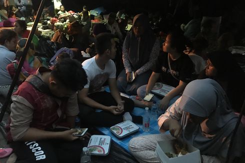Melihat Suasana Buka Puasa di Posko Pengungsian Kampung Bandan