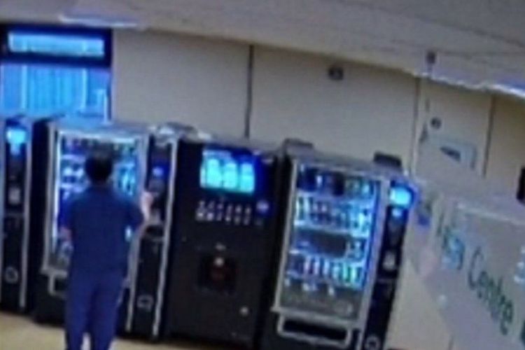 Ayesha Basharat (23) pegawai rumah sakit Heartlands, Birmingham, Inggris, ketahuan mencuri kartu ATM pasien Covid-19 yang meninggal untuk membeli keripik dan permen di mesin penjual otomatis.