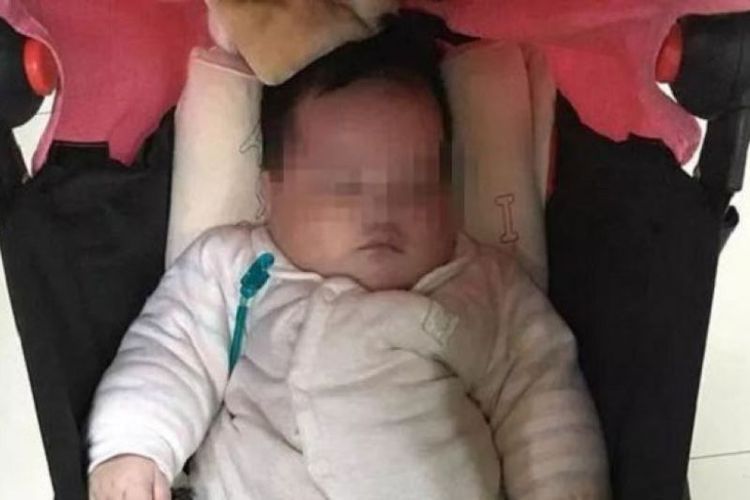 Bayi perempuan ditinggalkan di Taman Fengshan pada Sabtu (20/1/2018) malam di kereta dorong, yang berisi perlengkapan bayi termasuk susu bubuk bayi, obat-obatan, pakaian dan surat. (Weibo)