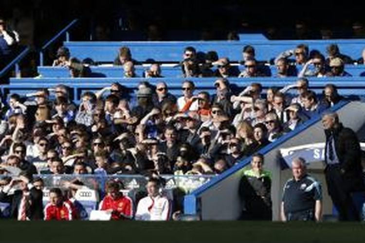 Salah satu ekspresi pelatih Chelsea, Jose Mourinho (kanan), ketika mendampingi timnya pada laga Premier League melawan Manchester United, di Stamford Bridge, Sabtu (18/4/2015). Laga itu berakhir 1-0 untuk The Blues.