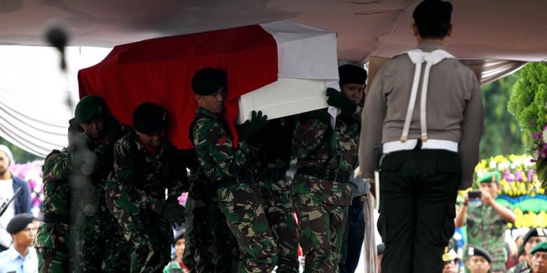 Pemakaman jenazah korban jatuhnya helikopter Bell 412 EP milik TNI Angkatan Darat di Taman Makam Pahlawan Kalibata, Jakarta, Selasa (22/3/2016).