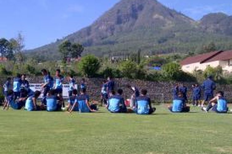 Pemain timnas U-19 saat mengikuti latihan di Kota Batu. Para pemain mulai jenuh karena Pelatnas yang cukup lama. Jumat (22/11/2013).