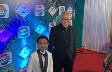 Penyanyi senior Iwan Fals dan Farel Prayoga usai duet dalam Konser Indosia28est, Selasa (10/1/2023). 