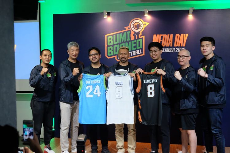 Tim baru di Indonesia Basketball League (IBL) 2022, Bumi Borneo Basketball, memperkenalkan co-owners dan beberapa pengurus baru jelang berkompetisi di ajang basket paling akbar Tanah Air tersebut pada acara launching di Jakarta, Senin (20/12/2021).