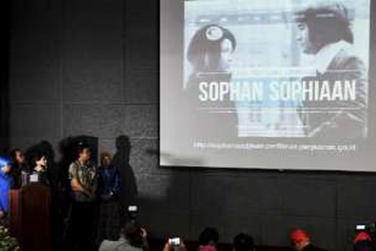 Peluncuran situs kepustakaan tokoh perfilman Indonesia Sophan Sophiaan di Perpustakaan Nasional, Jakarta, Senin (15/2/2016). Aktor Sophan Sophiaan merupakan tokoh ke-18 yang telah masuk dalam kepustakaan tokoh perfilman di Perpustakaan Nasional. 