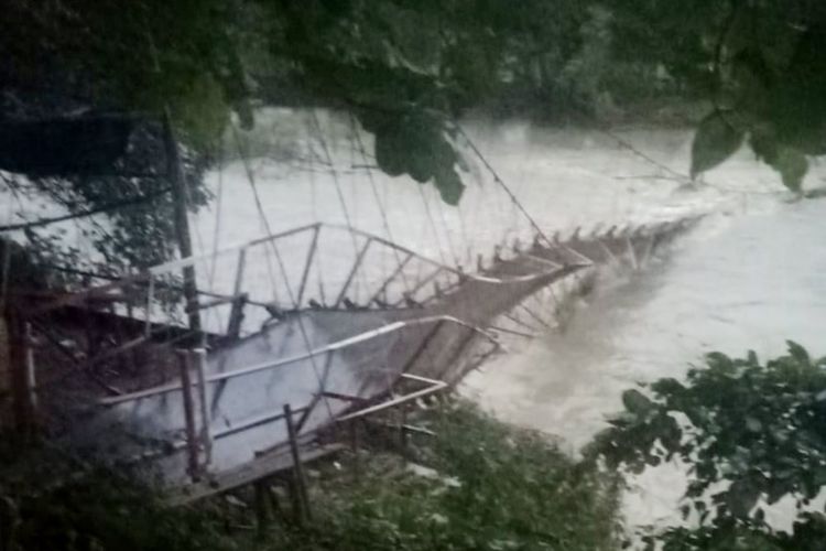 Kondisi jembatan rawayan di Kabupaten Cianjur, Jawa Barat, yang ambruk akibat terkikis debit air sungai.