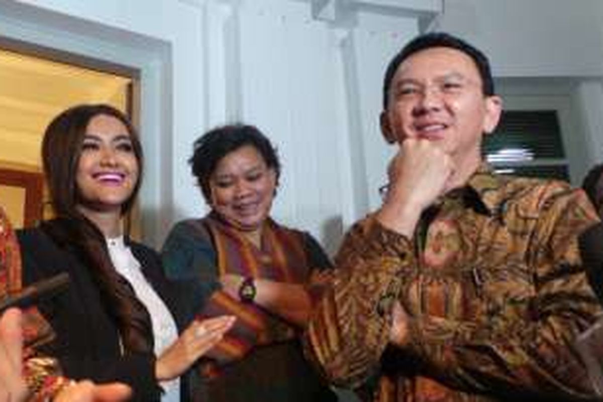 Gubernur DKI Jakarta Basuki Tjahaja Purnama bersama Artis Julia Perez (pakai blazer hitam) dan Tika Panggabean (tengah) seusai makan malam bersama, di rumah dinas Gubernur DKI, di Jalan Taman Suropati Nomor 7, Menteng, Jakarta Pusat, Selasa (29/3/2016). 