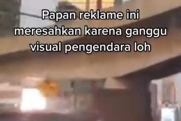 Cahaya videotron di Jakarta dinilai terlalu menyilaukan dan mengganggu pengendara. 